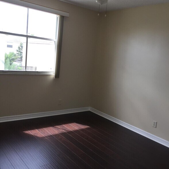 Building Photo - 6723 Bayfront Dr