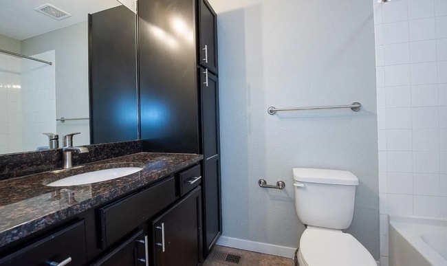 Building Photo - Lovely 2 bedroom, 3 bathroom townhome! Poo...