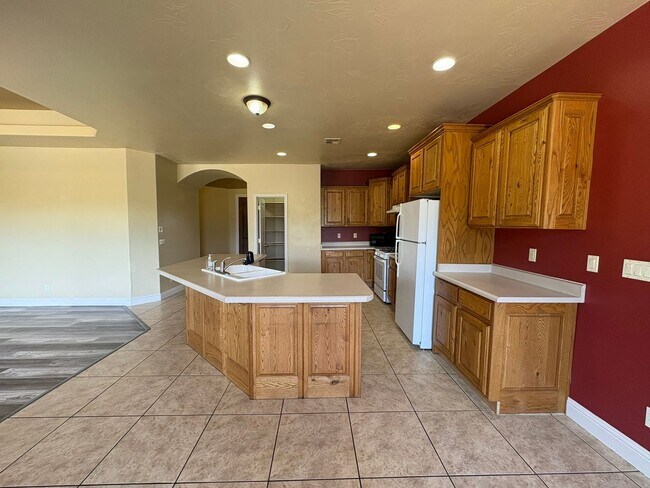 Building Photo - Beautiful 4 Bed 2.5 Bath in Laverkin