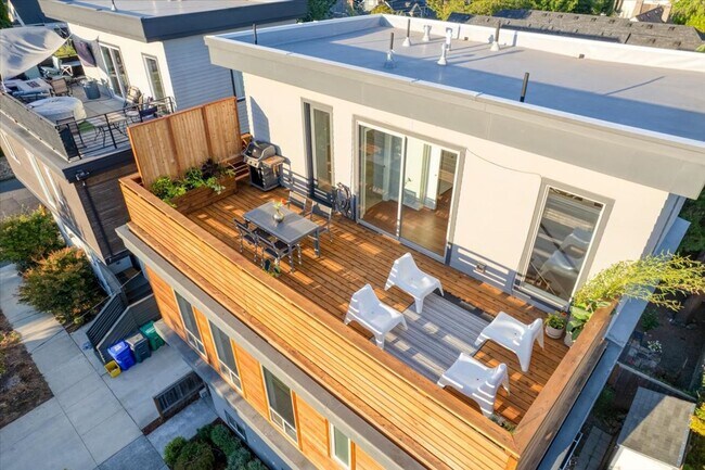 Building Photo - $500 off first month! Spacious, light-fill...