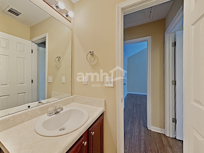 Building Photo - 118 Hidden Creek Dr