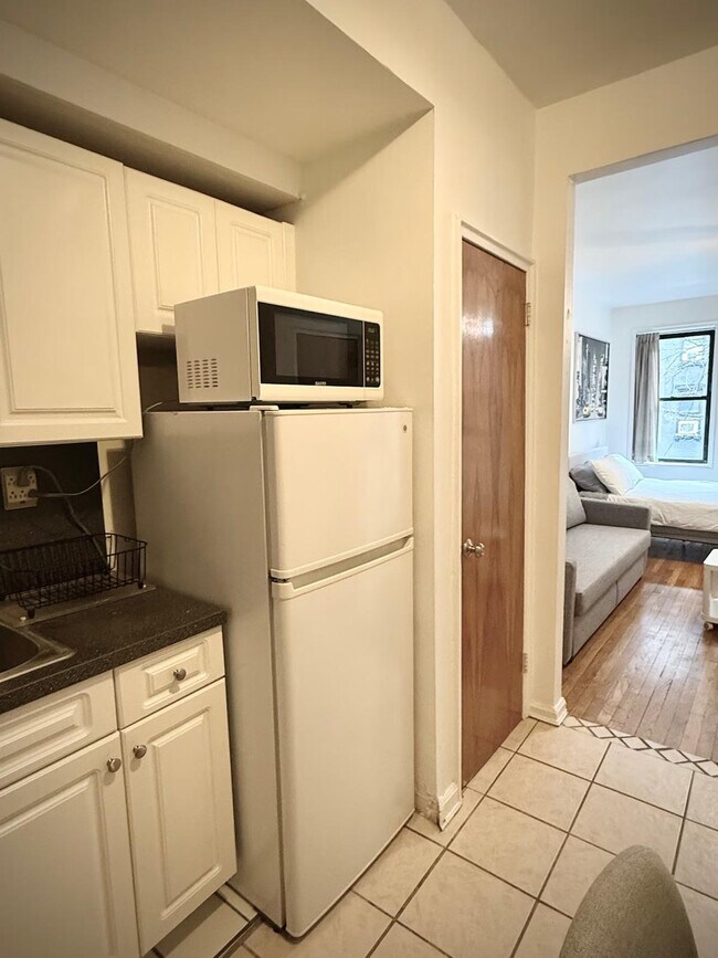 Building Photo - 358 E 81st St