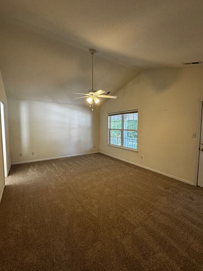 Building Photo - BEAUTIFUL OPEN FLOOR PLAN