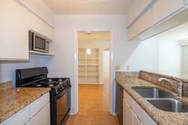 Building Photo - Charming Shoal Creek Condo - One Bed One Bath