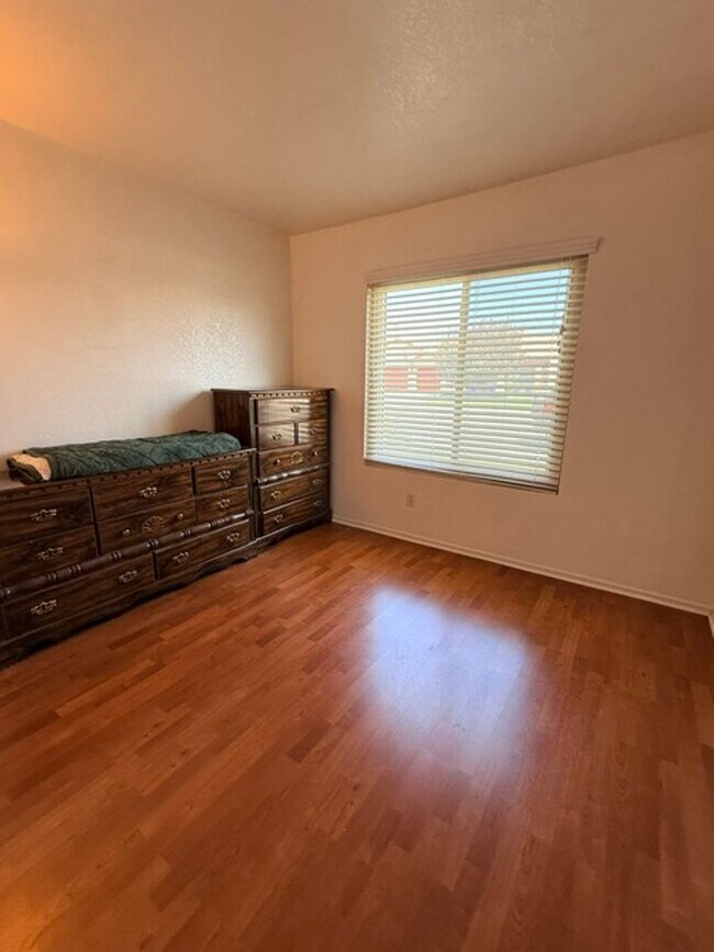 Building Photo - 875 E Serpentina Ave