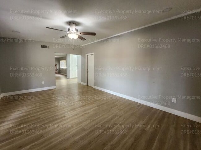 Building Photo - 4 bedroom 2 bath great location.
