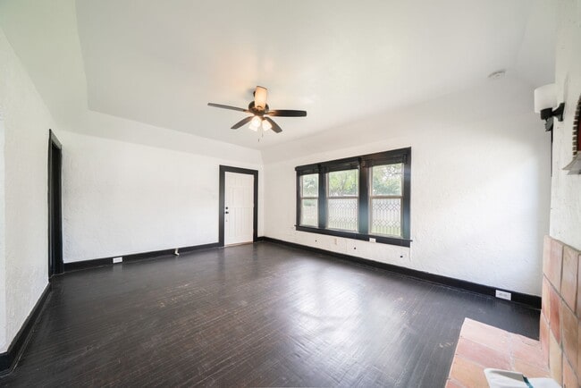 Building Photo - Charming Spanish Revival bungalow!