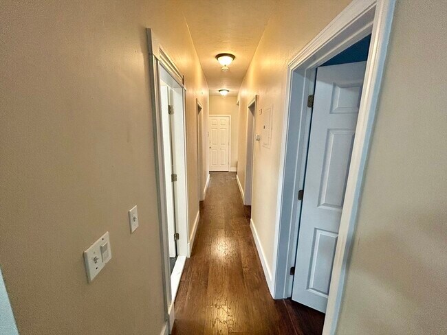 Building Photo - 16 Dalrymple St