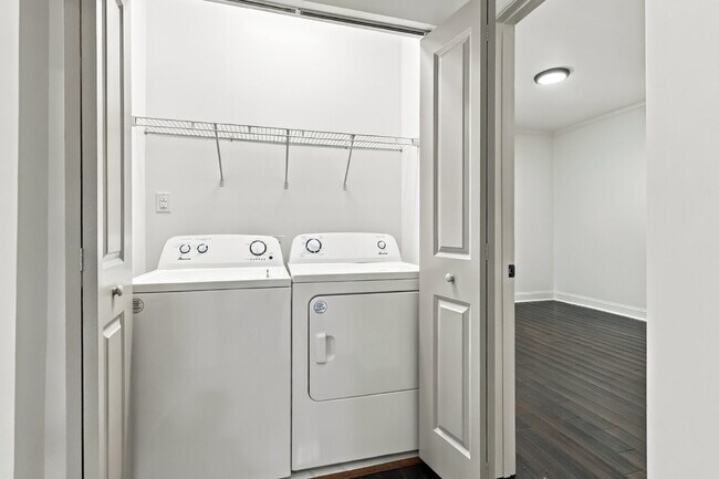 Building Photo - Updated Cottage 5 mins from Uptown Charlotte!
