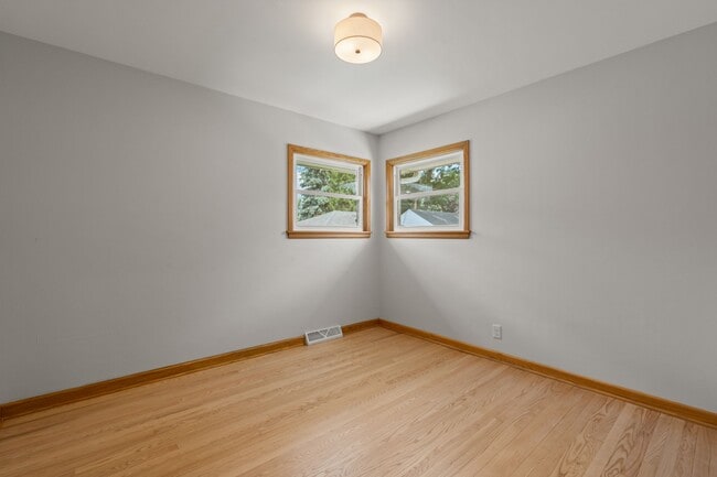 Building Photo - 815 N Roosevelt Ave