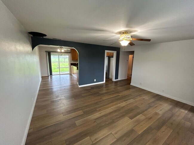 Building Photo - Newly Renovated 3 bed, 1.5 bath on Acreage...