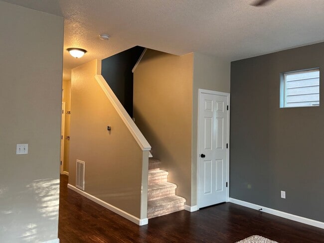 Building Photo - Beautiful 2 Story home in the Desirable Oa...