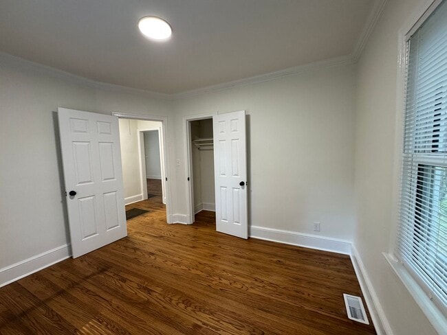 Building Photo - 2bed/1bath w/ detached garage!