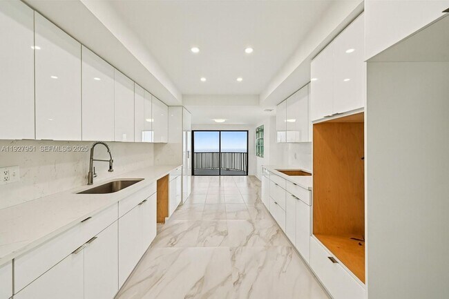 Building Photo - 1800 NE 114th St