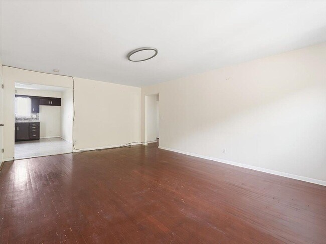 Building Photo - 648 Fairview Ave