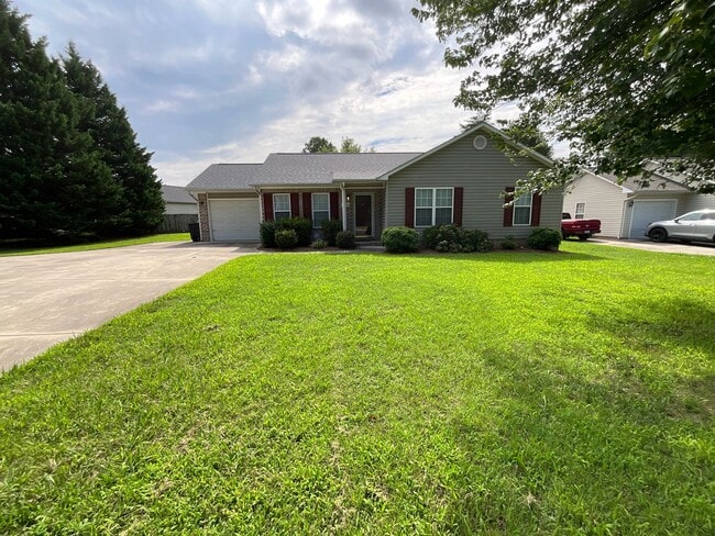 Building Photo - Ready to View! Updated 3/2 Home High Point...