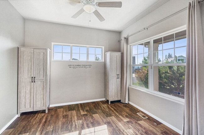 Building Photo - 910 W Chaperon Peak Dr