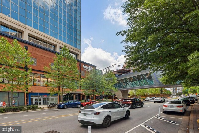 Building Photo - 901 N Monroe St