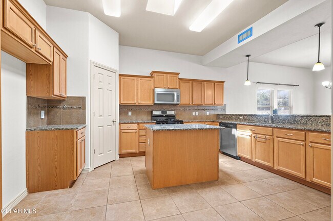 Building Photo - 5729 Valley Oak Dr