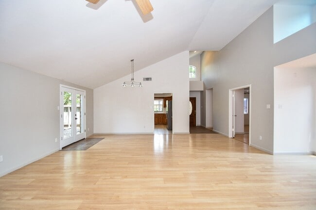 Building Photo - 15803 Lakedale Dr