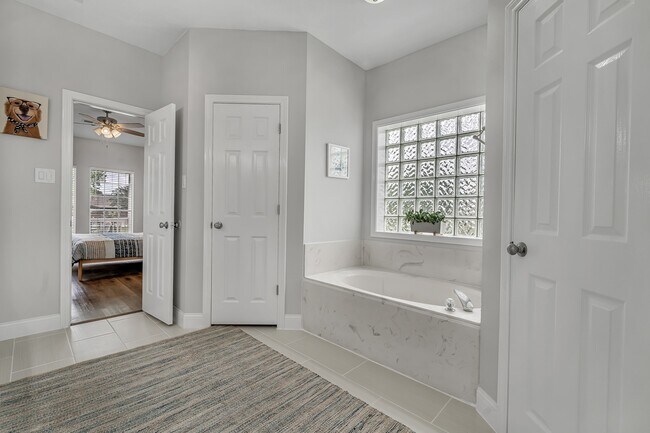 Building Photo - 5417 Blue Haven Dr