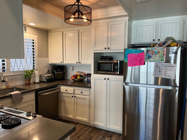 Building Photo - 3 bedroom in desirable Regency Park!