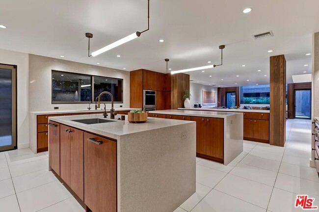 Building Photo - 604 N Alpine Dr