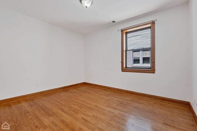 Building Photo - 4544 N Western Ave