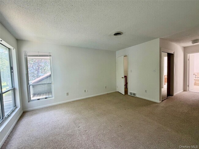 Building Photo - 15 Pond Dr W