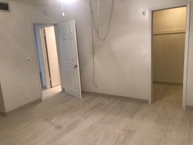 Building Photo - 501 Blue Heron Dr