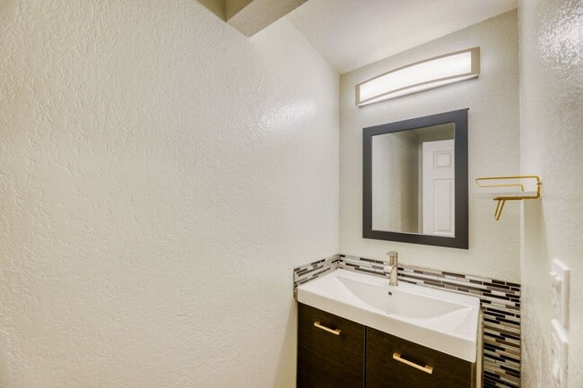 Building Photo - Updated and Well-Equipped 2 Bedroom 1.5 Bath Lynnwood Townhouse!