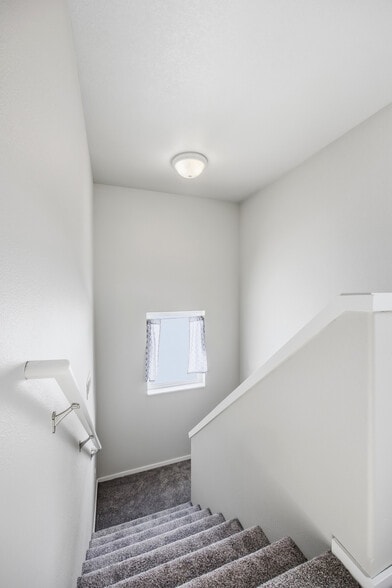 Building Photo - 4304 Estate Dr S