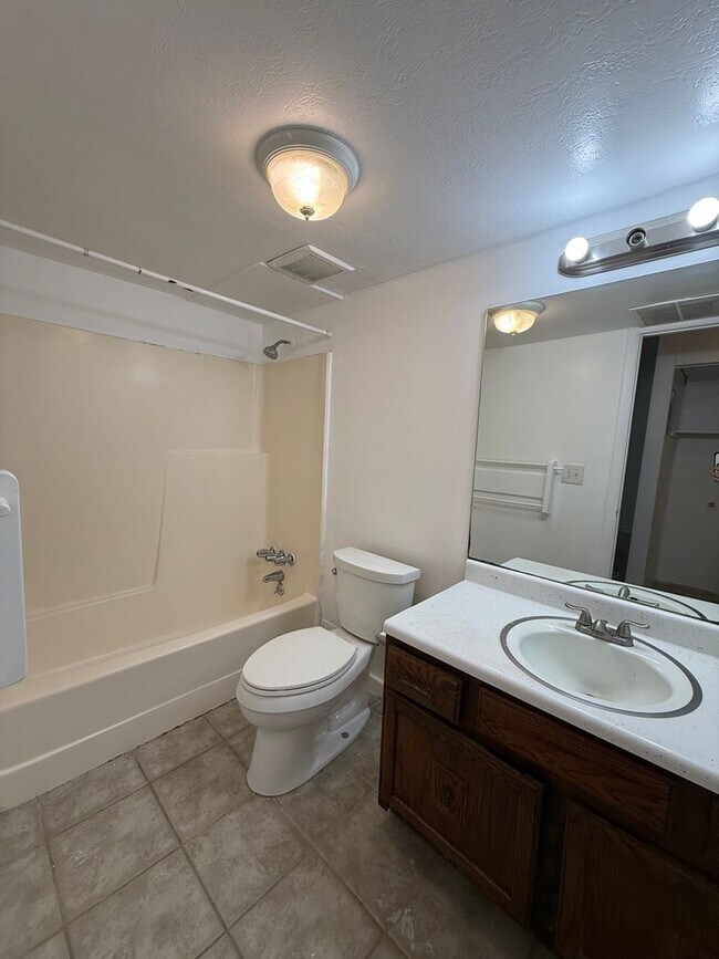 Building Photo - Beautiful Two Bedroom Apt; Salt Lake City, 1,000 sq ft; New Flooring