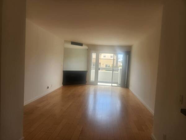 Building Photo - 1033 3rd St