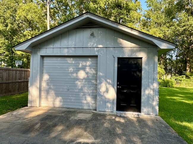 Building Photo - 5802 Kevin St