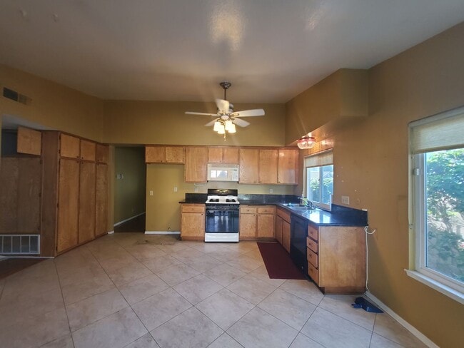 Building Photo - Single Family and Single Story Beautiful H...