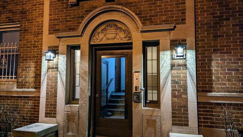 Building Photo - 2752 N Bartlett Ave