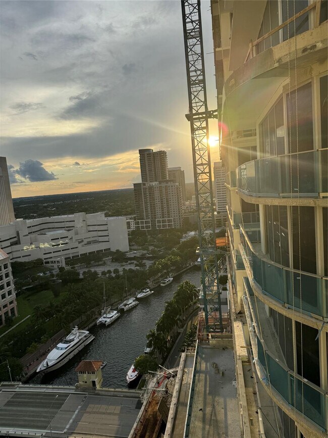 Building Photo - 347 N New River Dr E