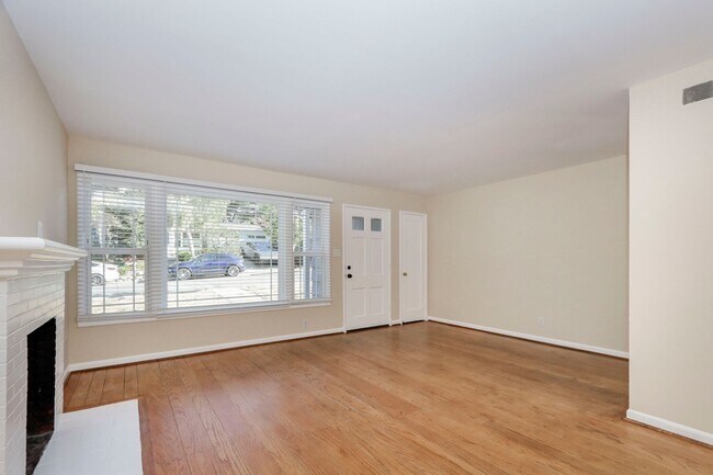 Building Photo - 320 La Casa Ave