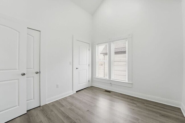 Building Photo - 522 Kelton Ave