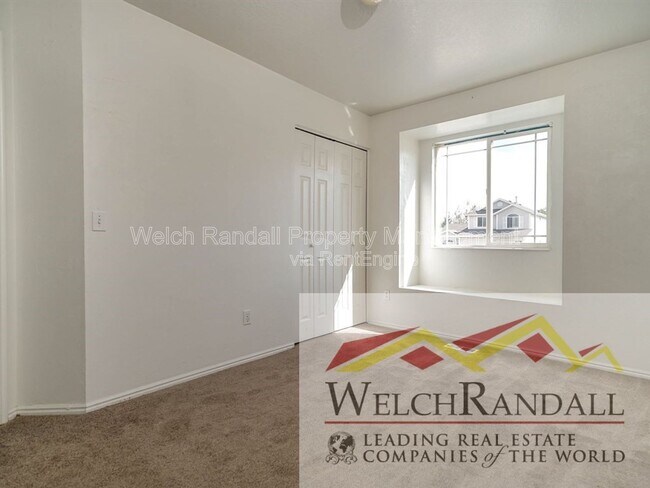 Building Photo - 832 4200 S