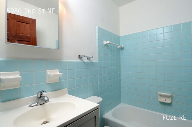 Building Photo - AVAILABLE Now! 2 Bedroom Apartment in Quie...