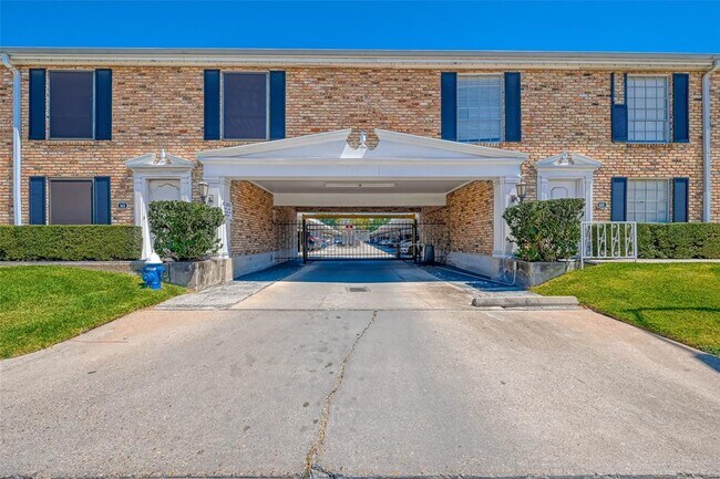 Building Photo - 2101 Fountain View Dr