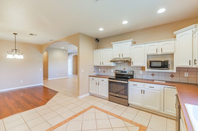 Building Photo - 3 bed 2 bath beautiful home!