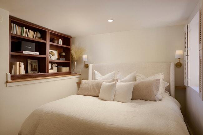 Building Photo - 1320 N La Salle Dr