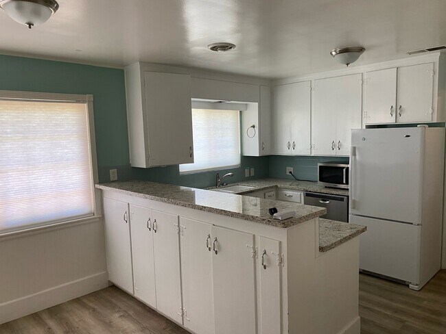 Kitchen (remodeled and updated) - 1421 N Cherry St