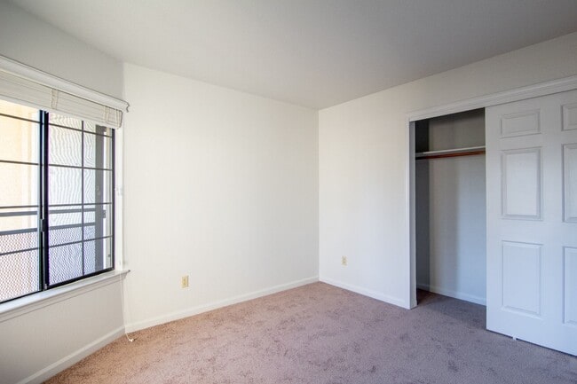 Building Photo - Beautiful Home in Country Heights!