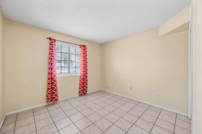 Building Photo - 533 W Guadalupe Rd