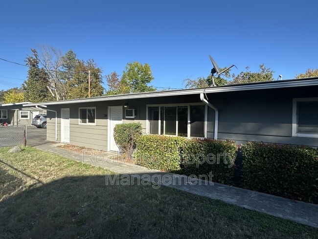 Building Photo - 719 SW Bridge St