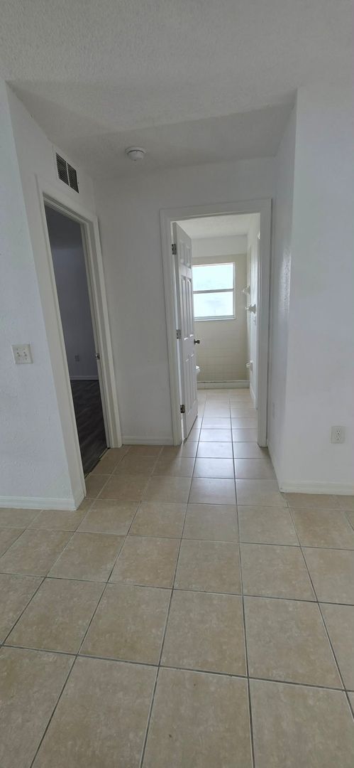 Building Photo - Spacious 3BR/2BA Home with Screened Patio and 2-Car Garage